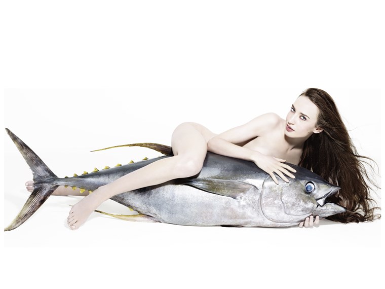 Upėtakis pout: Model Lizzy Jagger hugs one big tuna.
