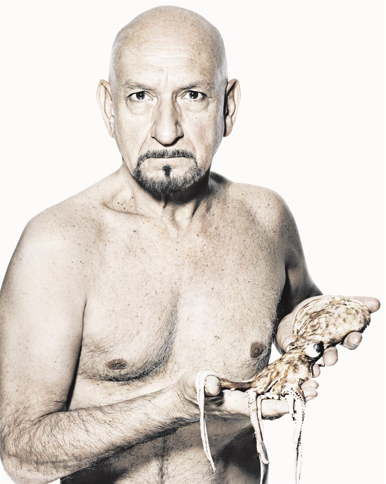 Aktorius Sir Ben Kingsley poses with an octopus to raise awareness for Fishlove.