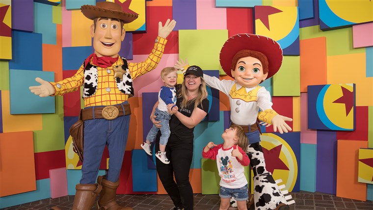 Kelly Clarkson and her kids take a photo with 