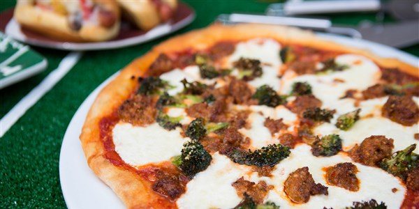 Cârnat and Broccoli Pizza