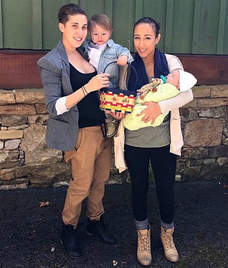 lesbiană couple share being pregnant