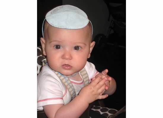 Фринге benefit of converting to Judaism? Baby yarmulke = cutest thing ever. Yes, it only stays on for 30 seconds, but it's a really cute 30 seconds.
