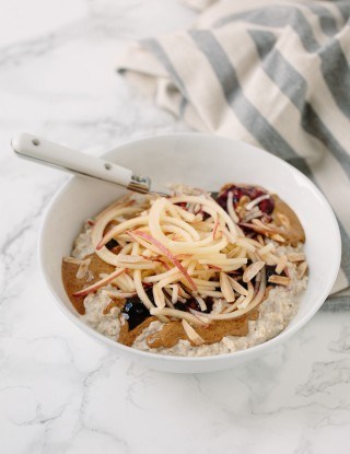 Gröt bowl with spiralized apples and toasted almonds