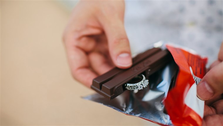 Vyras proposed with Kit Kat