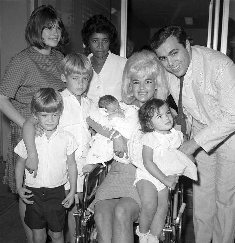 Porträtt of Performer Jayne Mansfield With Her Immediate Family