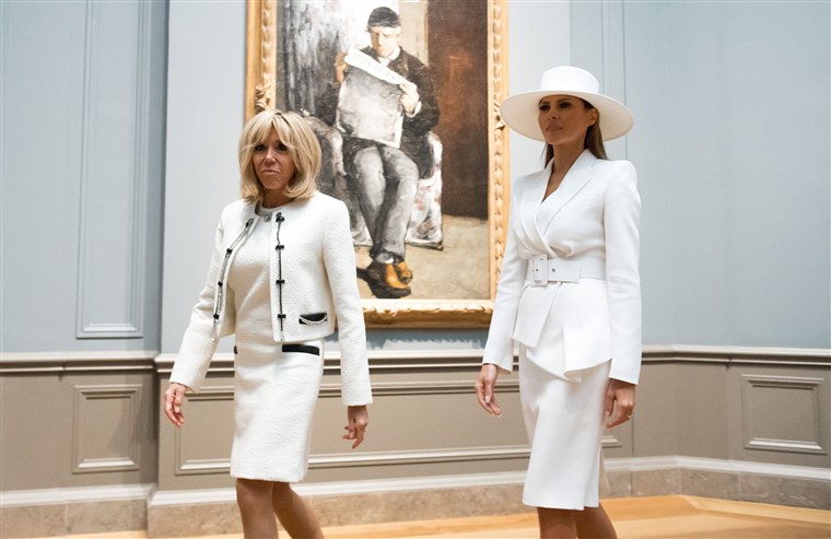Både first ladies both opted for white skirt suits and pumps.