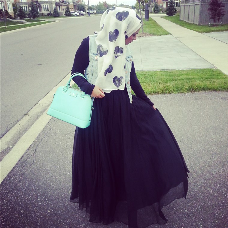 Икхлас Hussain blogs about her faith and fashion sense at The Muslim Girl.
