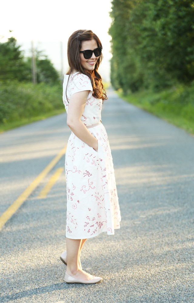Мормон stylist and clothing designer Cori Robinson blogs at Dress Cori Lynn.