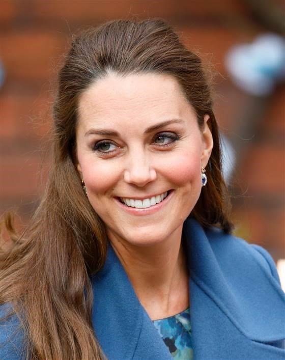 Kunigaikštystė Kate sports gray roots on Feb. 18 while visiting the Emma Bridgewater pottery factory, which supports the East Anglia's Children's Hospices.