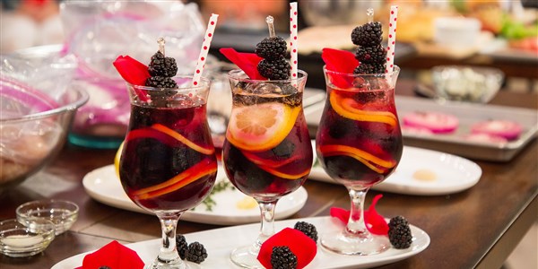 Росе Blackberry Sangria Cocktail 