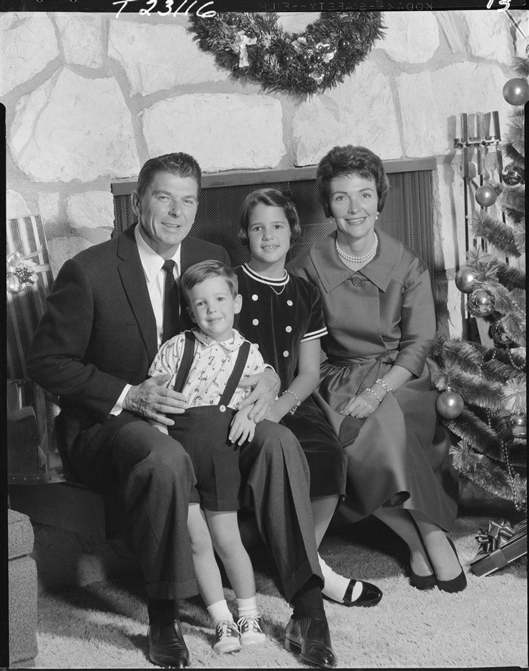 Ronaldas Reagan with his wife Nancy Davis, and 2 children, Patricia Ann, and Ronald Prescott.