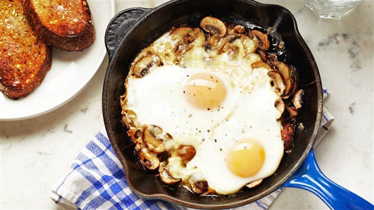 Tată's Day Breakfast: Baked Eggs with Mushrooms