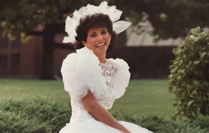 Šiandien producer Debbie Kosofsky was looking to sell her wedding dress from 1987.