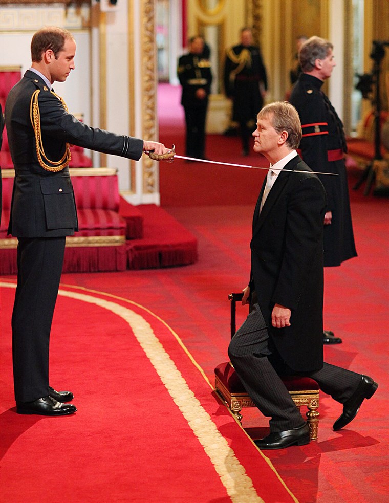 Huvudlärare Sir Kenneth Gibson from Jarrow receives his Knighthood from Prince William, Duke of Cambridge, during an Investiture ...