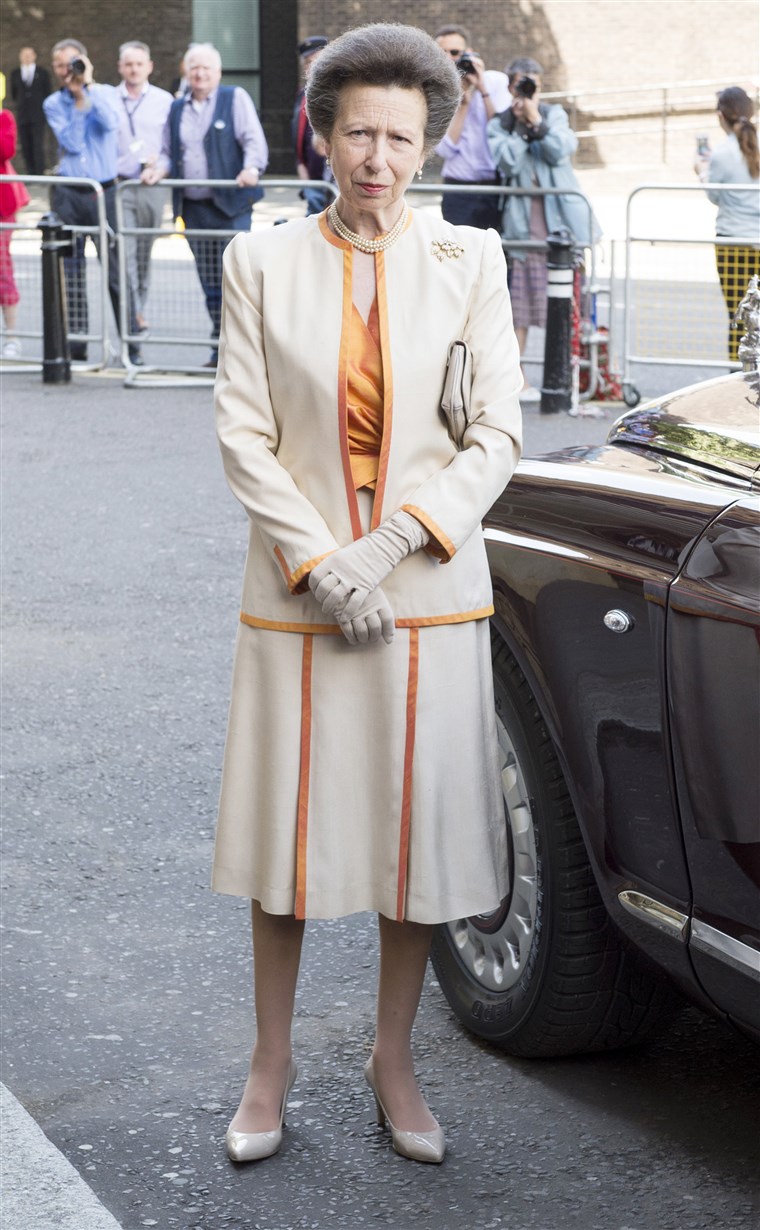 Prinţesă Anne in peach and white outfit