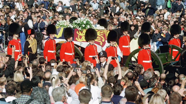 Guardsmen escort the coffin of Diana, Pr