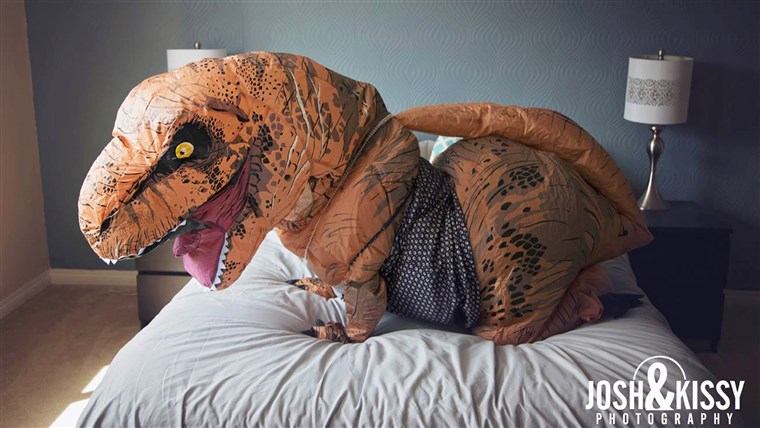 Mireasă to be does boudoir photo shoot dressed as a dinosaur