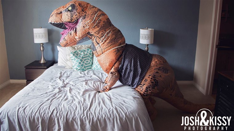 Mireasă to be does boudoir photo shoot dressed as a dinosaur