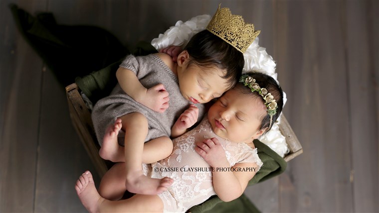 Nou-născuți Romeo and Juliet born in same hospital take Shakespeare-themed photo shoot