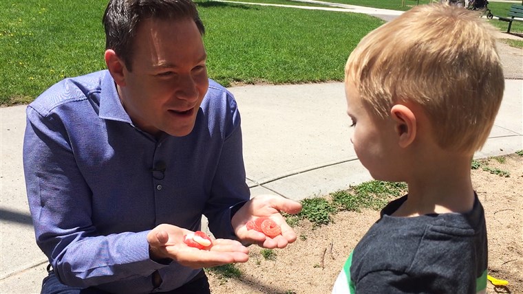 Јефф Rossen shows edible marijuana to a child.