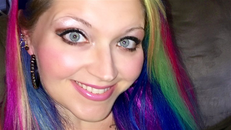 Sjuksköterska's powerful response to woman shocked she's allowed to do her job with dyed hair.