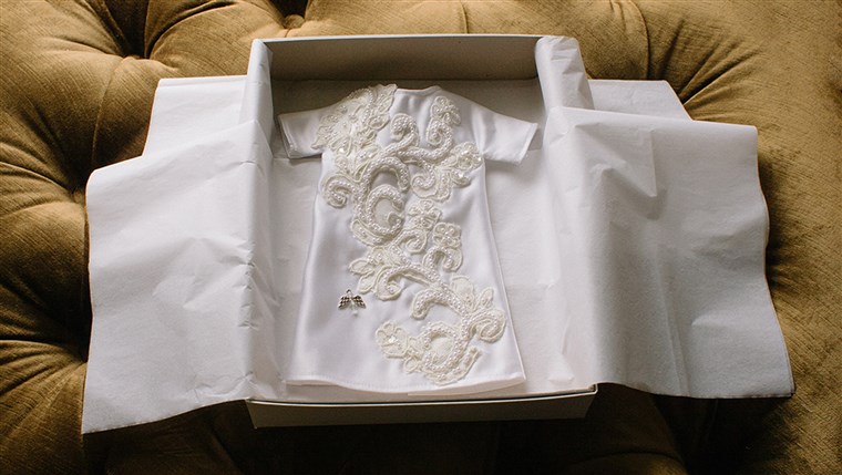 Свака Angel Gown is presented to the family in simple, white boxes and white tissue paper. 