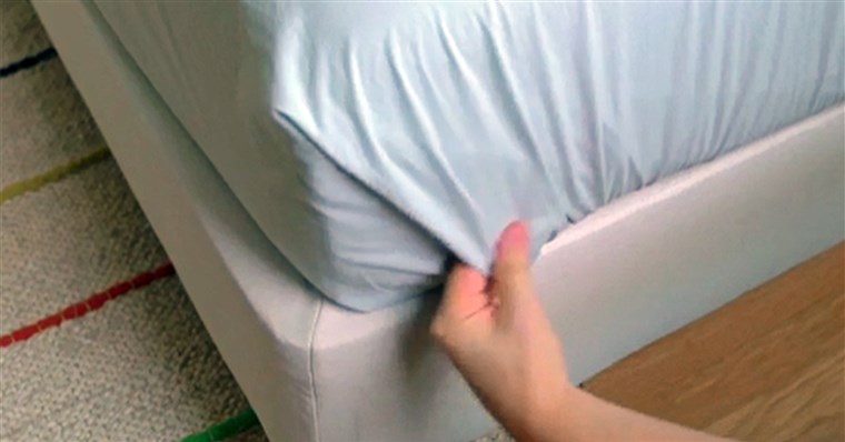 på vilket sätt to fold your sheets into hospital bed corners.