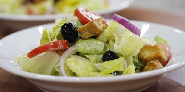 Oliv Garden-Style Salad with Creamy Italian Dressing