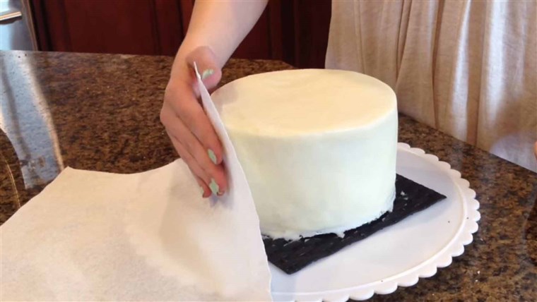 Cum to frost a cake perfectly with a paper towel
