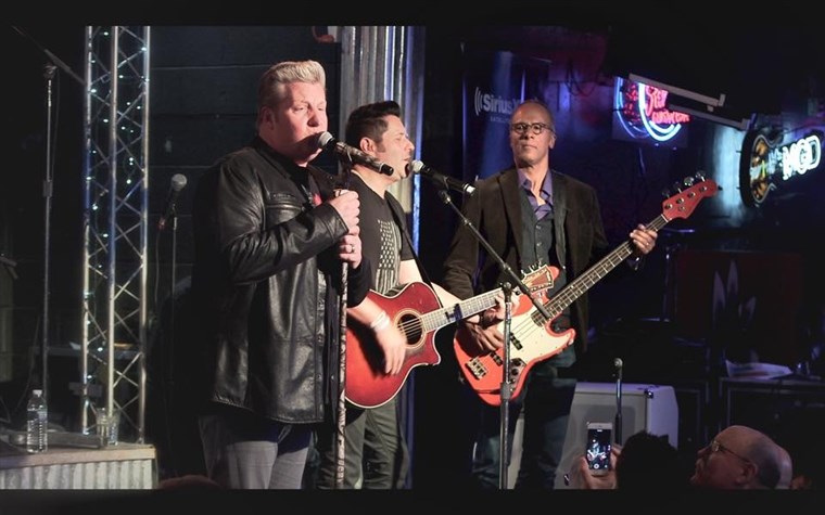 ASTĂZI's Lester Holt joins The Rascal Flatts on stage at the Diffle and Steel Guitar Grill in Nashville.