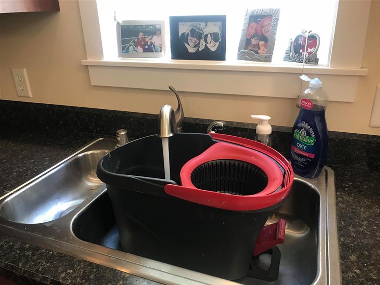 užpildymas the mop bucket in the kitchen sink