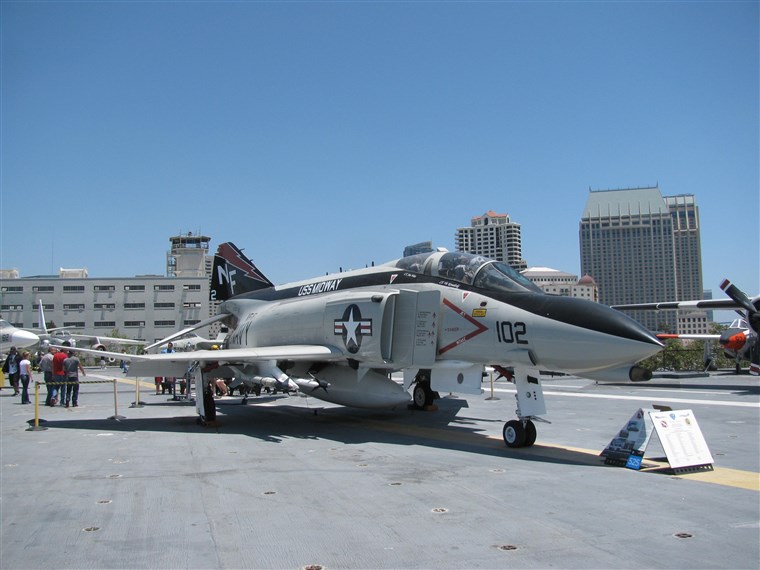 avioane at USS Midway Museum in San Diego, California