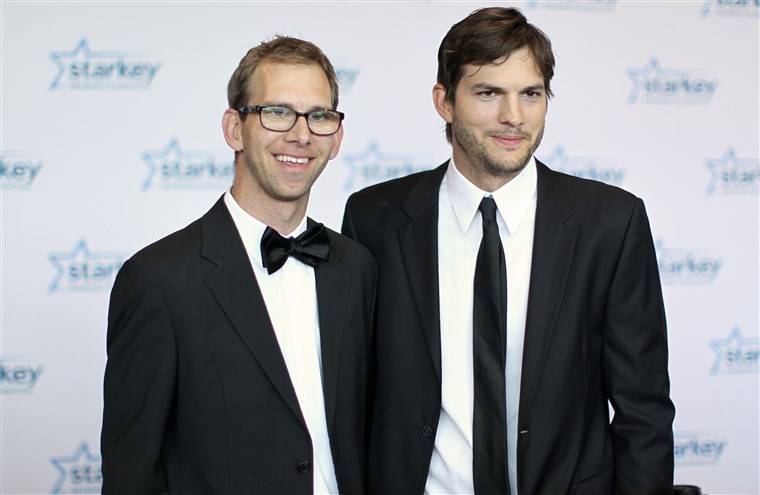 Michaelas Kutcher and brother Ashton Kutcher