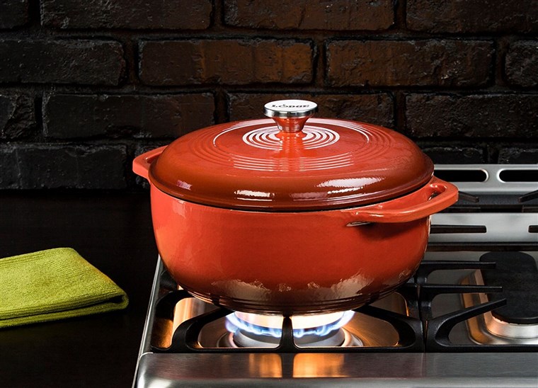 Лодге dutch oven in red on Stove