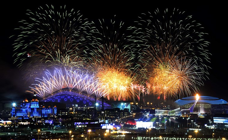 Focuri de artificii explode over the Olympic Park at the end of the Opening Ceremony of the Sochi Winter Olympics on Feb. 7. 
