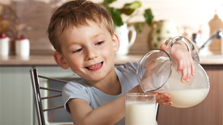 дете drinking milk