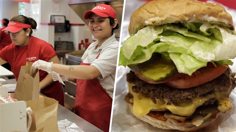 Менаџер Kely Guardado prepares hamburgers at a Five Guys restaurant in Washington