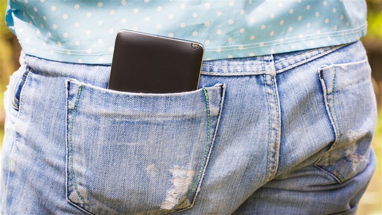 Mobilus phone in the back pocket of blue jeans
