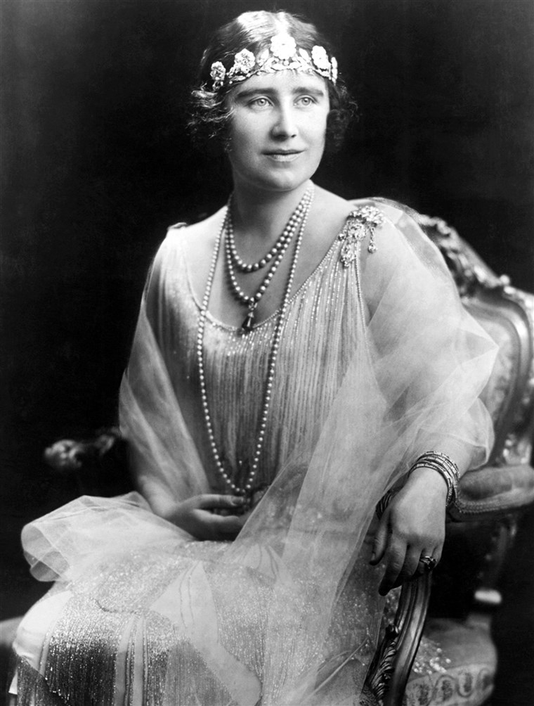  Queen Mother wore the Strathmore Rose tiara low around forehead in true ‘20s flapper style.