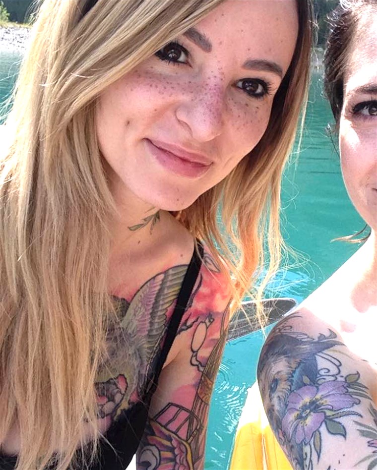 Tatuiruotė artist Sydney Dyer shows off her freckle tattoos.